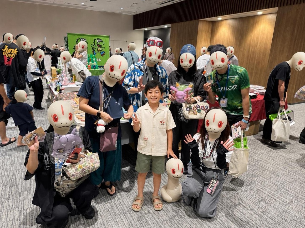 オロチのコミュニティメンバーと一緒に笑顔で写るたける