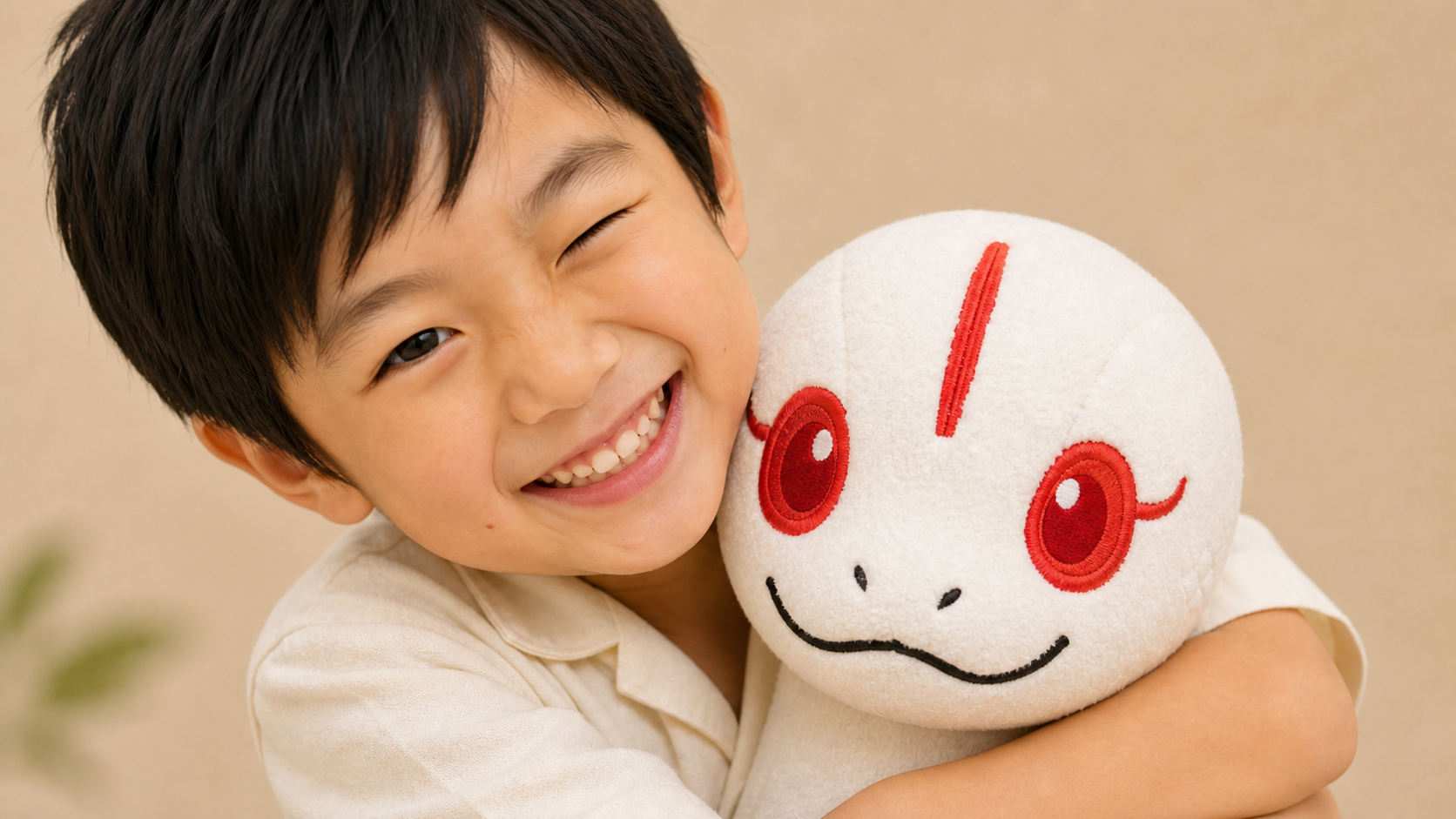 相棒のオロチを抱きしめて笑顔でウインクしているたける